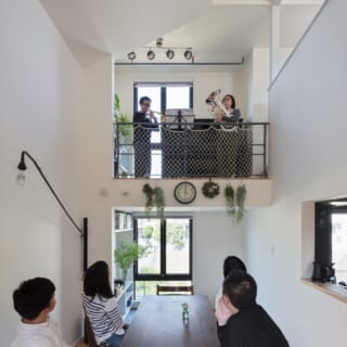 ミニリビングの上部はピアノコーナー。当初は洗濯モノを干すサンルームの想定だったが、養われた施主力により、ピアノコーナーに変更。お客さんを招いたときには、演奏会のステージとなる