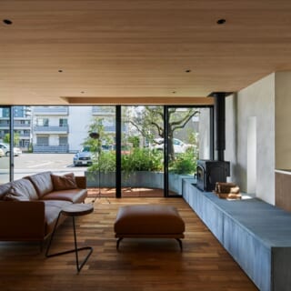 1階はかまくらスタジオのオフィスとカフェ。前面道路に面した北側（画像正面）は全面ガラス張りで、街に対してオープンな造り。ウッドデッキテラス周辺は明るく開放的だが、カフェ用のキッチンまわりは少しこもり感もあり、ワンルームでありながらさまざまな居心地を楽しめる