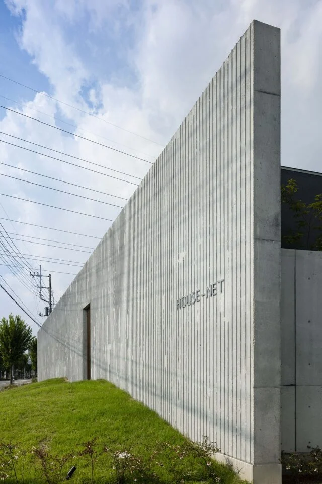 幹線道路に面した西面はデザインされたコンクリート壁で覆い、騒音を遮断。建物内では集中して仕事ができる
