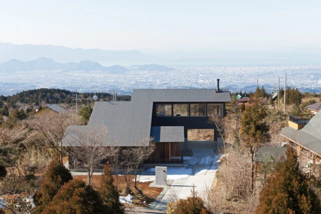 壮大な風景と大きな屋根のシルエットはお施主さまのこころをつかみ、また来ようという気持ちにさせるような空間を作り出す