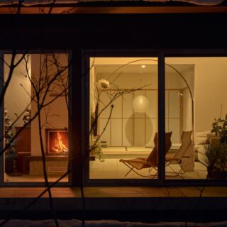 夜になると、明暗のコントラストが敷地全体を幻想的な雰囲気へと変えてくれる