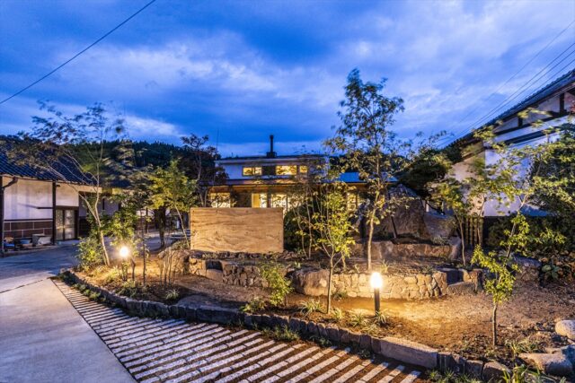 塀に囲まれた広い敷地には、土蔵や通り門、離れなどの既存の建物があった。それらの建物と見事に調和し、旅館や料亭を想わせる雰囲気が漂う