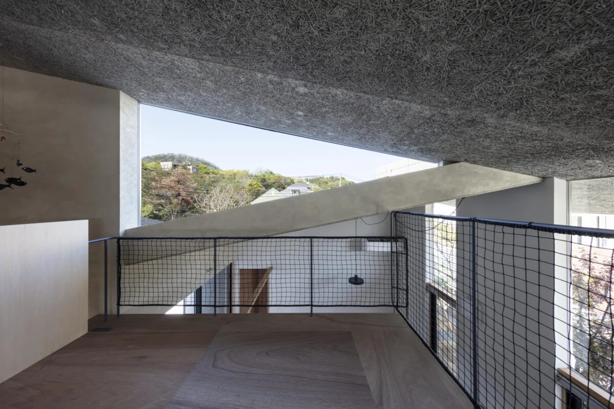 子供部屋の上部は、屋根の勾配を利用したフリースペース。屋内でありながら、屋外のように感じられる大人の隠れ家だ