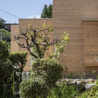母屋側から外壁を見る。壁面には杉板を使用した。画像右、出っ張っているところの裏には玄関収納がある