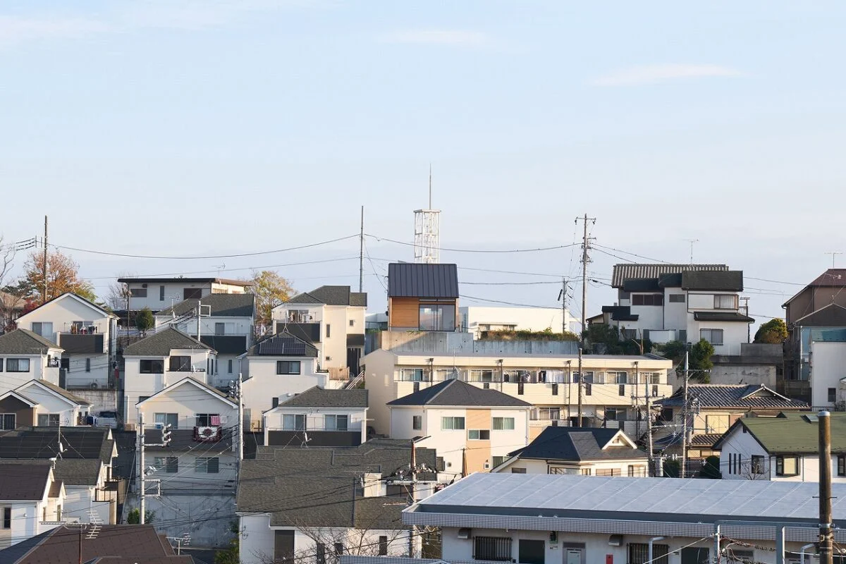 高台のてっぺんに建つY邸（写真上部中央）