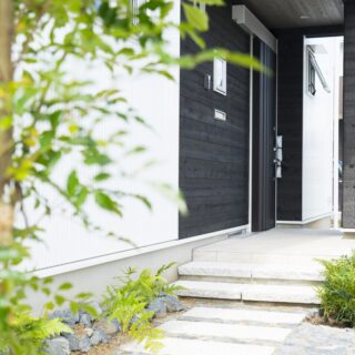 玄関は東面中央に。あえて道路側から少し距離をとることで、帰ってきたとき・人が訪れたときのワクワク感をもたらし、駐車スペース側からも行き来しやすい配置。引き戸とすることで両方向への往来も邪魔にならない