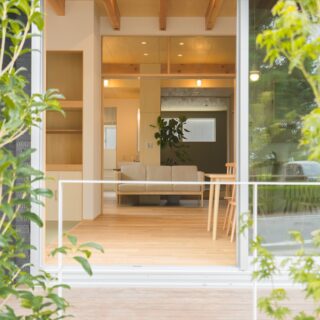 南面に大きな開口を設け、光と風、公園の緑の借景をふんだんに取り込む。あえて塀などの遮蔽物は設けず、植栽で目隠しすることで、公園の緑との一体感をもたせた