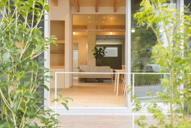 南面に大きな開口を設け、光と風、公園の緑の借景をふんだんに取り込む。あえて塀などの遮蔽物は設けず、植栽で目隠しすることで、公園の緑との一体感をもたせた