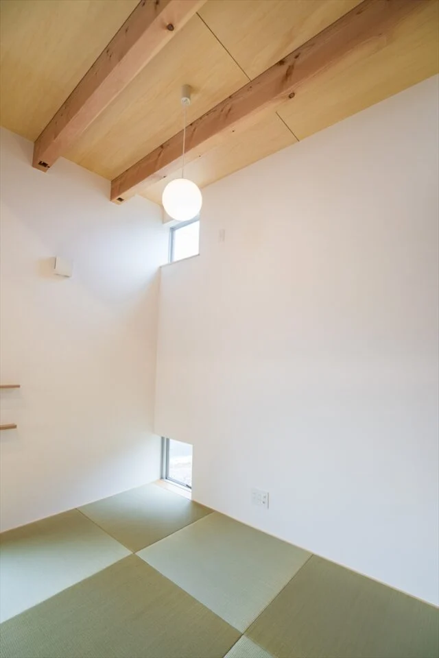 リビングの脇にある和室コーナーは、半畳たたみをモザイク模様に。仏間としての活用のほか、ごろんと横になれるくつろぎの場であり、お孫さんたちの遊び場にも