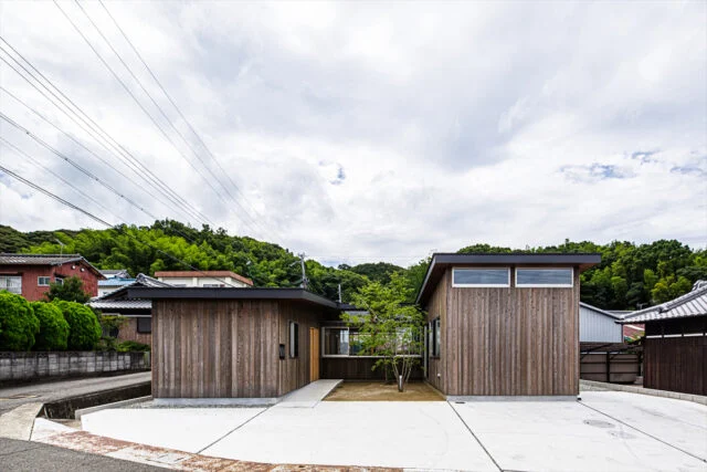 2つの中庭に挟まれ、まるで外にいるよう。 内と外が一体となる、開放的な平屋