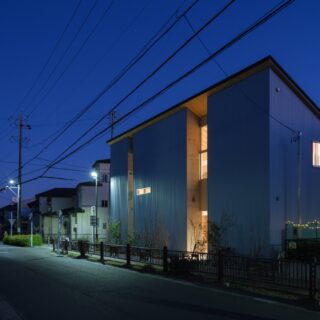 北面は、シンプルでシャープな印象。建物を凹ませた部分は窓になっており、昼間は光を導き、夜は周囲を照らす役割を果たす
