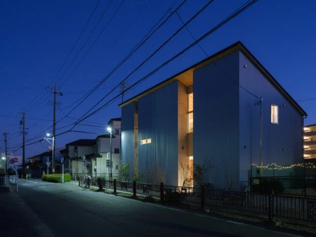 北面は、シンプルでシャープな印象。建物を凹ませた部分は窓になっており、昼間は光を導き、夜は周囲を照らす役割を果たす
