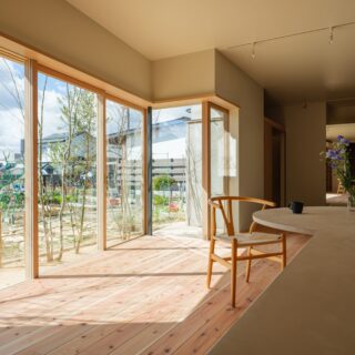 南面には大きな開口。隣地の畑が自宅の庭のような借景となり、開放感抜群
