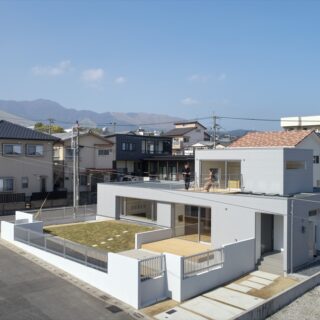 house-N全景。扇状地の傾斜地形ゆえ土地は最大で1.5mの高低差があったが、あえてフラットにせず高低差を活かした。2階デッキテラスは最高の特等席だ
