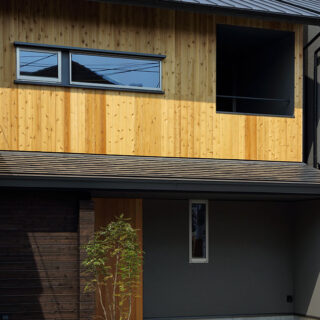 周辺の町並と調和するよう、板壁と塗り壁を組み合わせたファサードに。隣の『大黒町通の家2』も同じ意匠だ
