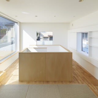 ゲストルームを東側から臨む。階段が部屋の中央部にあるユニークな間取り。4畳半の畳スペースがあり、ゲストは布団をしいて就寝するスタイルだ
