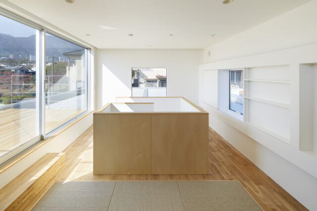 ゲストルームを東側から臨む。階段が部屋の中央部にあるユニークな間取り。4畳半の畳スペースがあり、ゲストは布団をしいて就寝するスタイルだ

