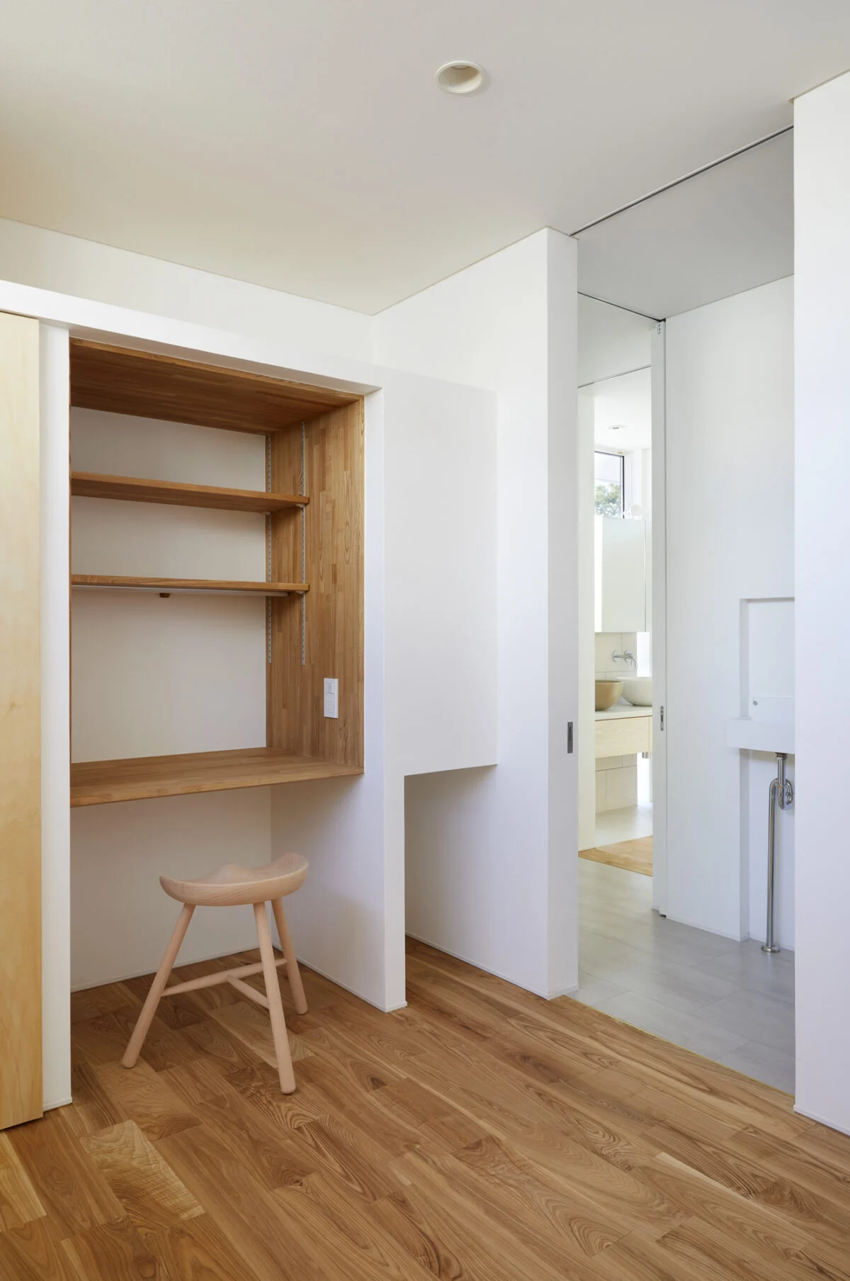 ご主人の部屋からは、直接トイレと風呂へ行くことができる。トイレは奥様用とは別になっている
