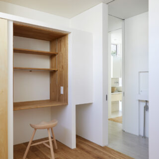 ご主人の部屋からは、直接トイレと風呂へ行くことができる。トイレは奥様用とは別になっている
