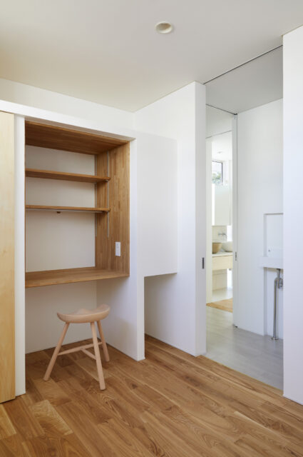 ご主人の部屋からは、直接トイレと風呂へ行くことができる。トイレは奥様用とは別になっている
