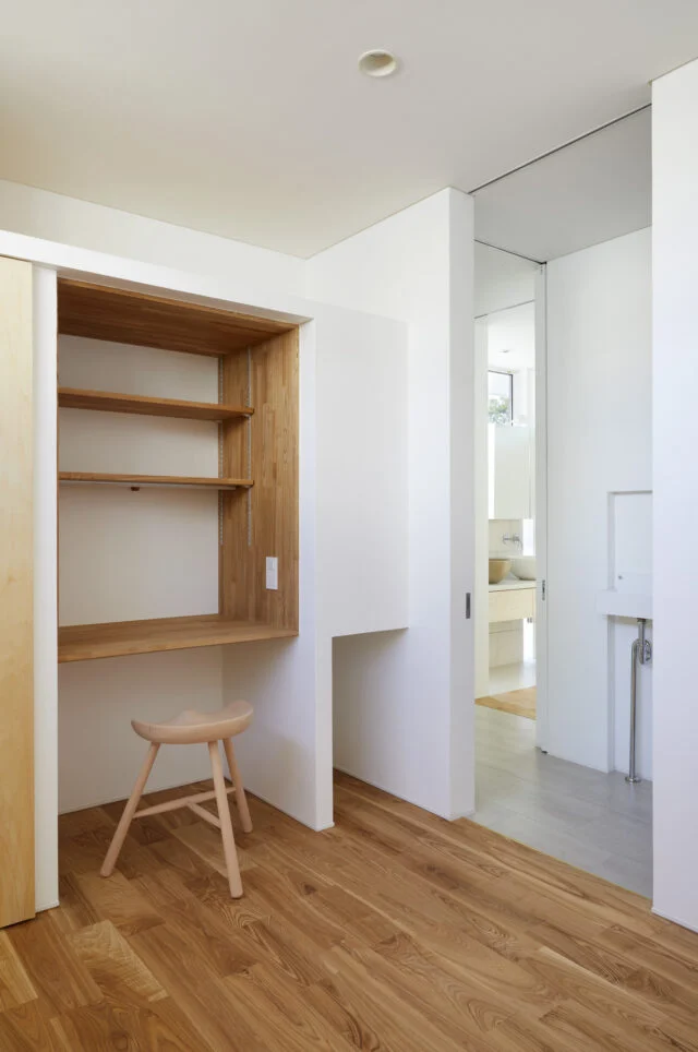 ご主人の部屋からは、直接トイレと風呂へ行くことができる。トイレは奥様用とは別になっている
