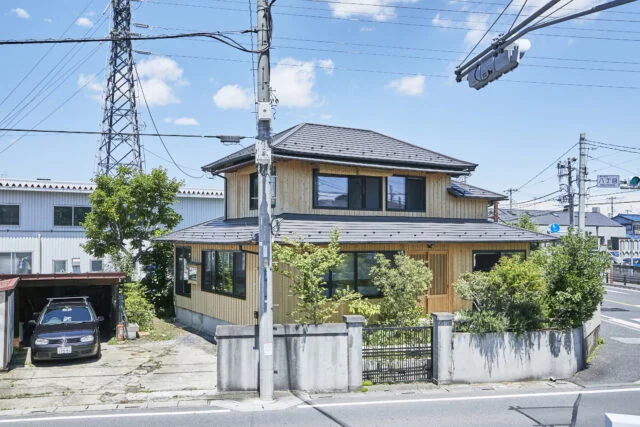 築60年の角地に建つ家