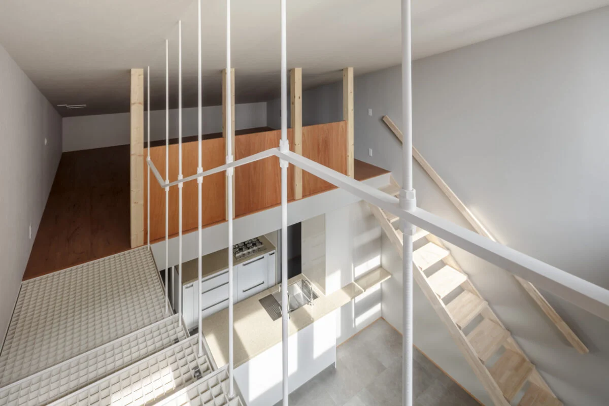 テラスへの入り口から２階を見下ろす。準耐火建築物とするため、木造２階建て＋ロフトとテラスという構成のK邸。空間にゆとりがあり、ライフスタイルの変化にも対応できる