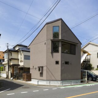 敷地は北東角地。建物の高さを決める北側の斜線制限が厳しい土地だったため、真北に当たる部分はぐっと屋根を下げている。敷地形状と斜線制限に沿ってデザインされた形だが、結果的にスッと立ち上がっているような、印象的なフォルムになった