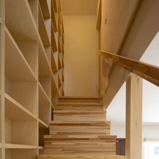 要望に応えてつくった本棚も手すりも、全てが「木」の階段。森林の山道をのぼっているような楽しさがある