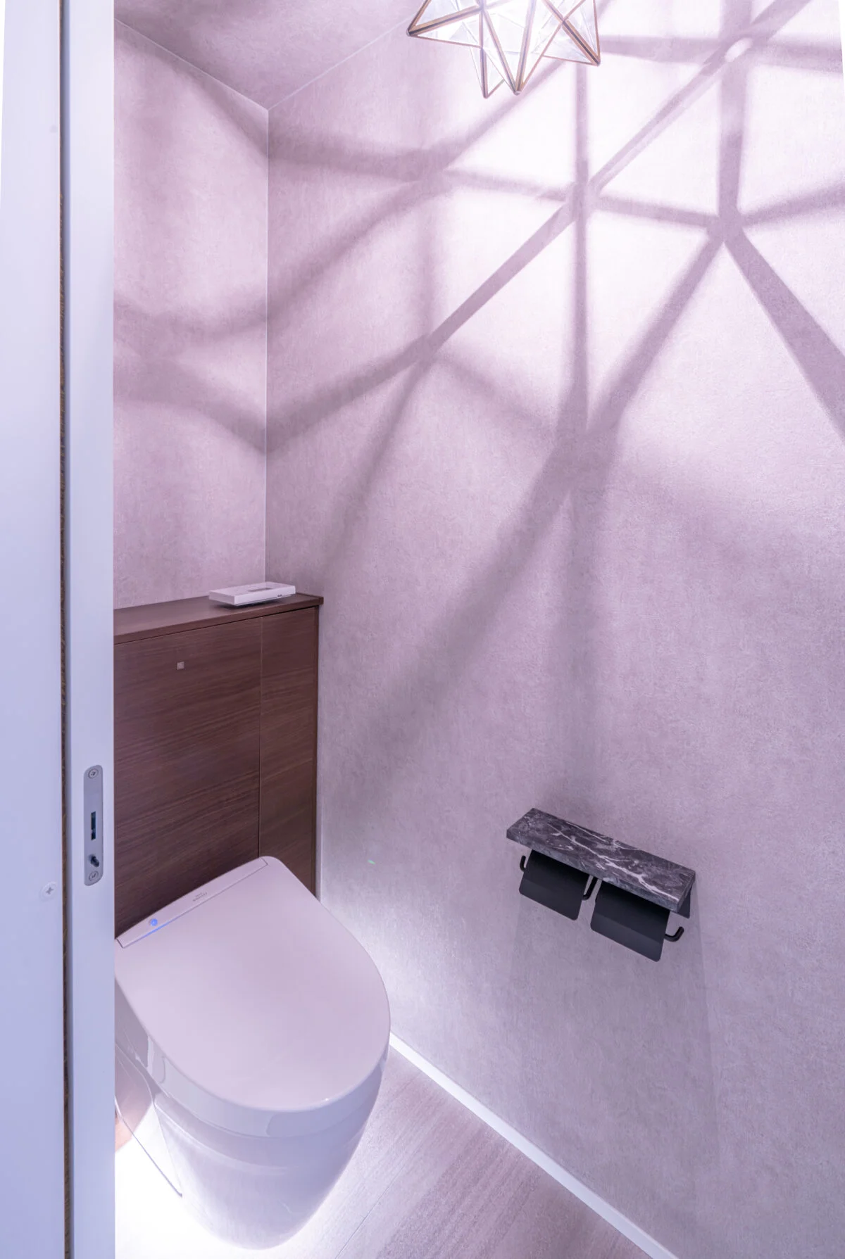 トイレは1階と2階にそれぞれある。便器は壁掛式で床から浮いている。スタイリッシュで、掃除もしやすい