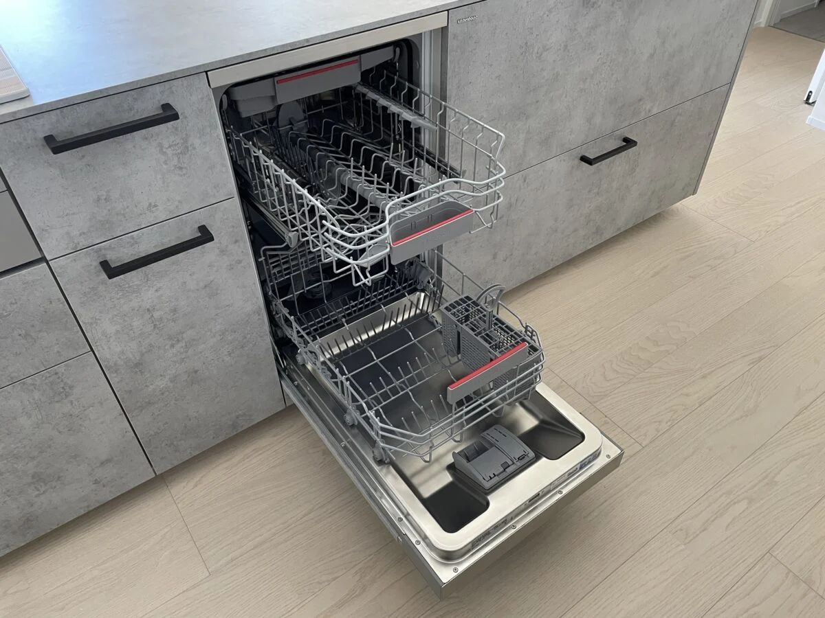 このフロントオープン型の食洗機が奥様のこだわりポイント。日本メーカーには、この形式の食洗機がほとんどないそうだ。上下の棚がセパレートになっていて、別々に食器などを入れることができる。容量も大きいのでフライパンなども余裕で洗えるのだとか