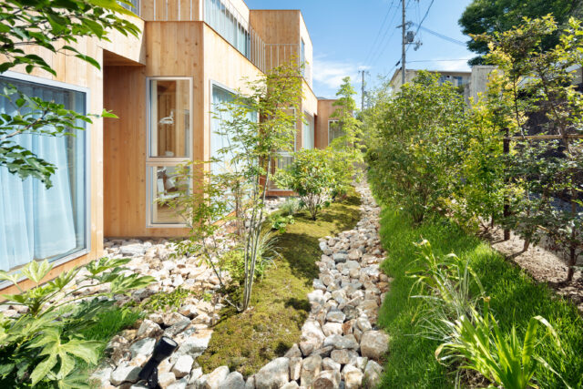 診察室は直線上に並べるのではなく、半室分ずらすことにより、プライバシーに配慮するとともに、正面だけでなく横からも景色を楽しめる

