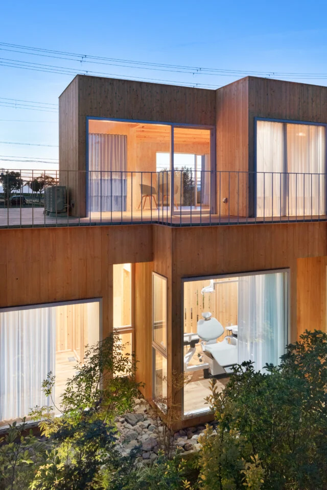 建物の裏手は、診察室が並ぶ。２階はプライバシーに配慮し、セットバックすることで裏側の道路からの距離をとった

