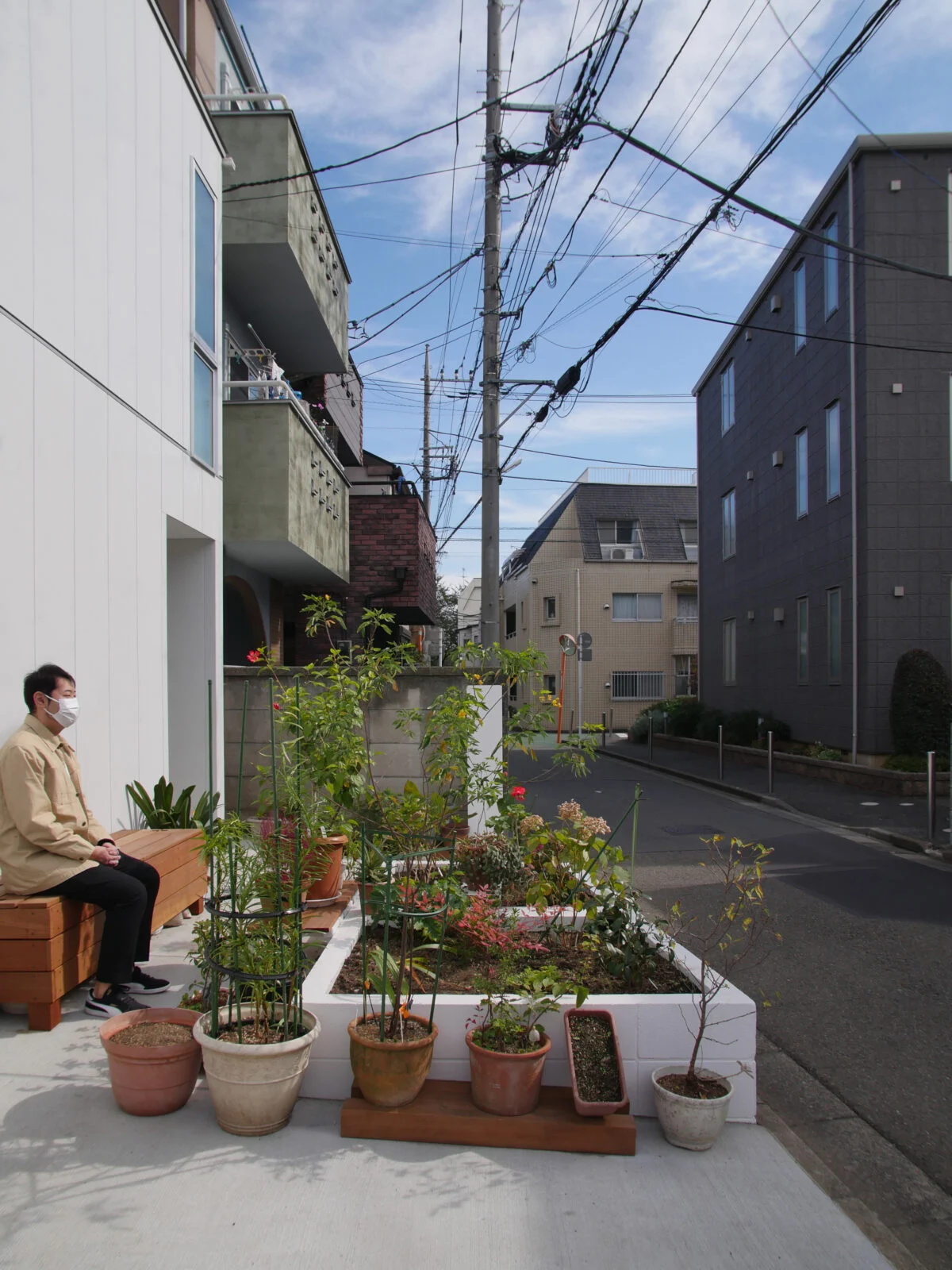 南の道路側にはきれいに整えた植栽スペースが。ベンチもあり、気軽にご近所さんとの交流を楽しめる
