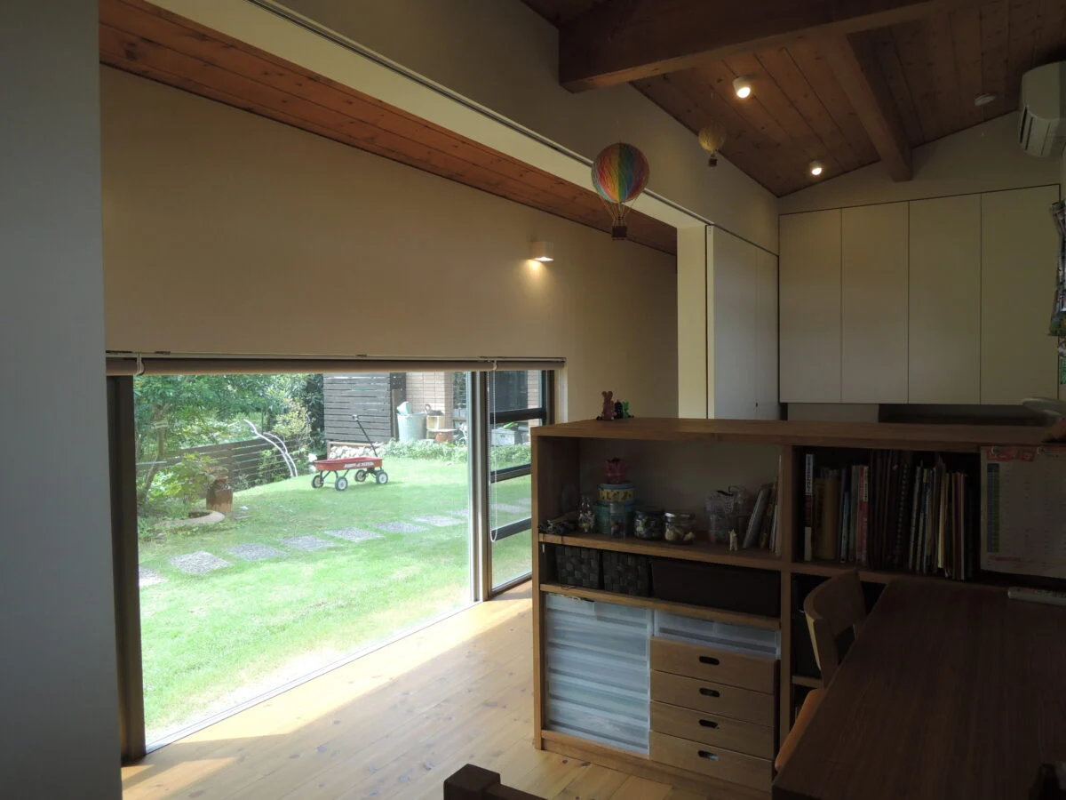 【増築後】子ども室は引き戸を全開放すると廊下とひと続きになり、大きな窓の先に広がる庭の緑を楽しめる。「部屋にこもってほしくない」とコンパクトな子ども室としたが、設計の工夫で居心地のよい開放感を生み出している