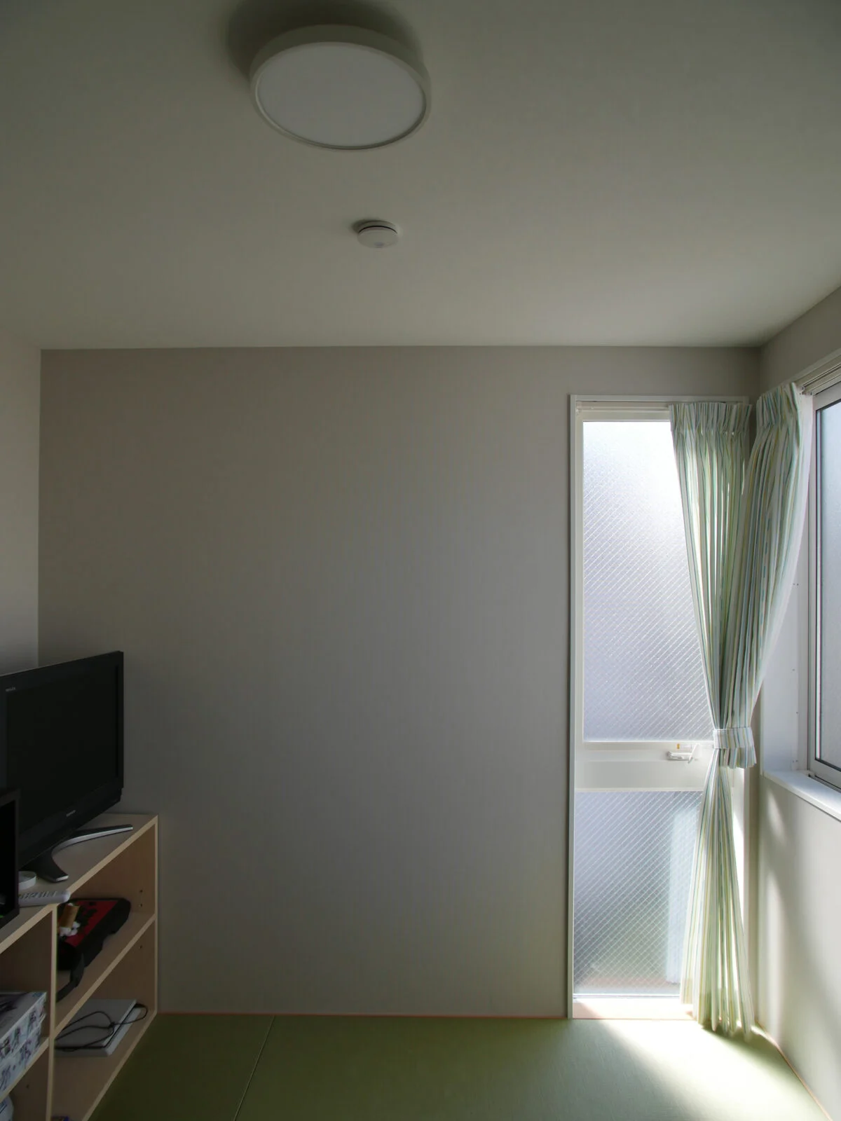 2階子世帯、南西のお孫さんの部屋。コーナー窓の道路側（写真正面）はスリット窓とし、プライバシーに配慮