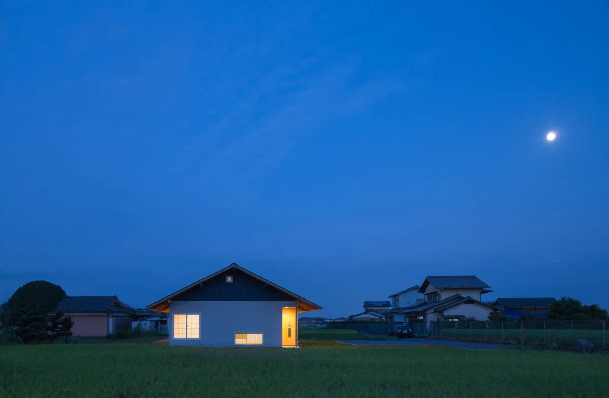 夜の基山町の家を西側から眺める。月夜に浮かび上がるシンメトリーな三角屋根は、まさに美しいのひと言だ
