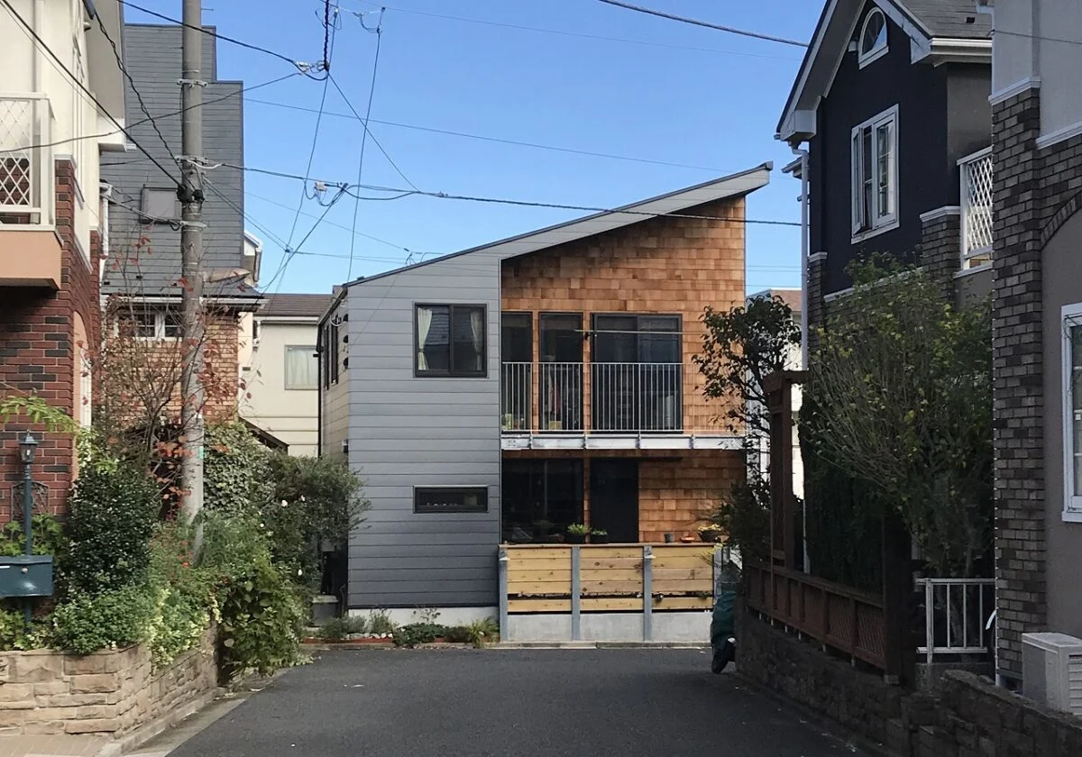 南の外観。今回、菅家さんは外形および内部の空間構成の設計を担当。内装の仕上げ決定と施工、外装の仕上げ決定はインテリアデザイナーである施主のIさまが行った。Iさまが手がけた外装は、木とガルバリウム鋼板を組み合わせたナチュラルでスタイリッシュなデザイン