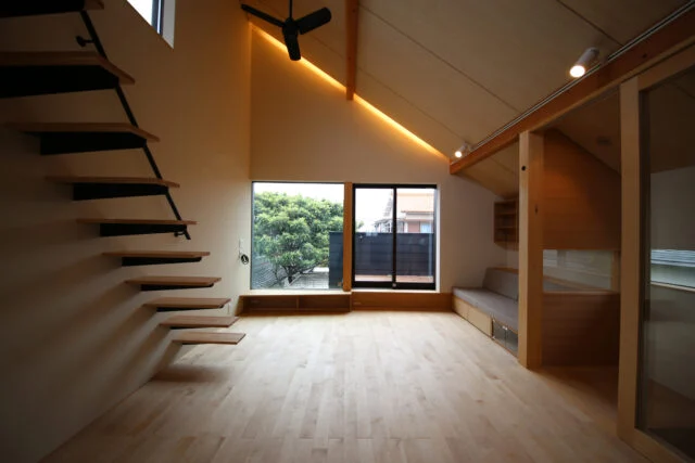 尖り屋根の家