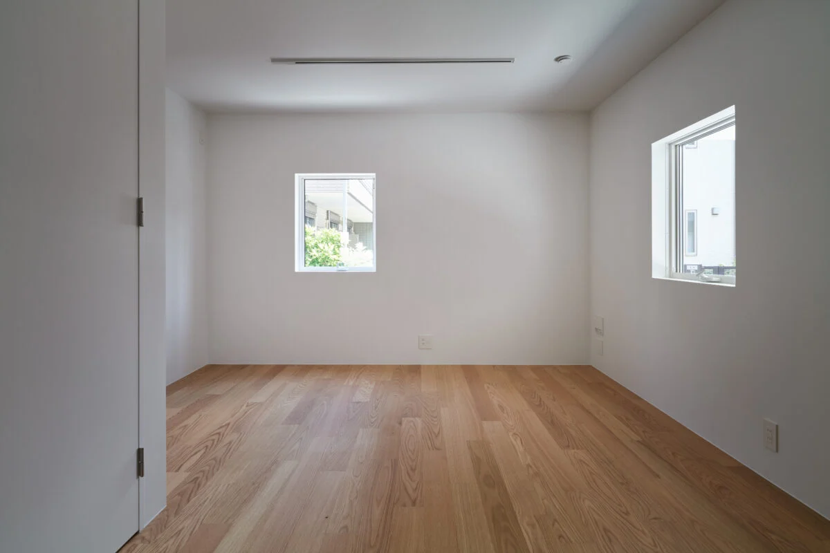 1階子ども部屋。画像左の扉のほかにも、角を折れた部分にもう１つ扉を配置。将来2部屋に分けることもできる