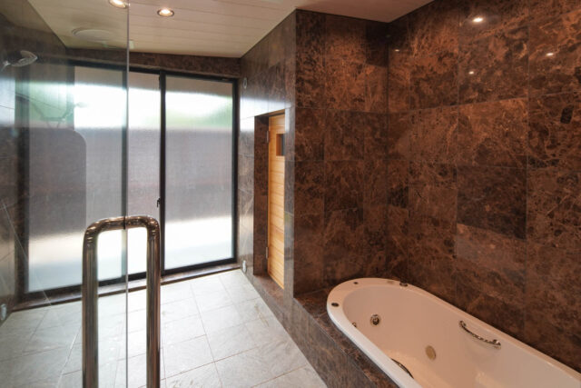 トレッドミルで⾛った後そのまま⼊れるよう動線が⼯夫された、ホテルライクなバスルー
ム。バスタブにはジャグジー機能もついている