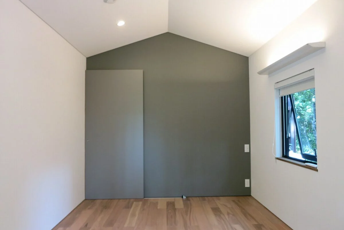 ゲストルームとしても使われる洋室。光が屋根に反射して作り出す陰影が面白い