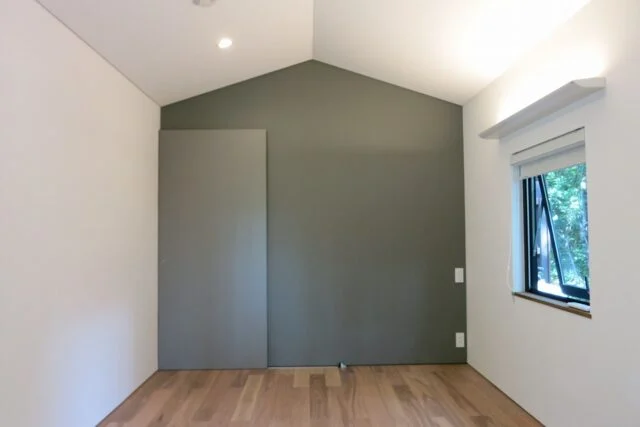 ゲストルームとしても使われる洋室。光が屋根に反射して作り出す陰影が面白い