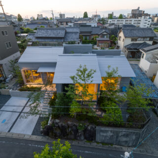 ５つの箱（棟）が、中庭を取り囲むように配置されている林邸。その周囲を様々な樹種の植栽が取り囲み、どこからでも緑を感じさせてくれる。
