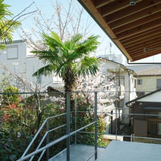 2階の共用廊下。あえて壁を作らずミニマムなデザイン。雨を防ぐため軒の出を1200mm確保している
