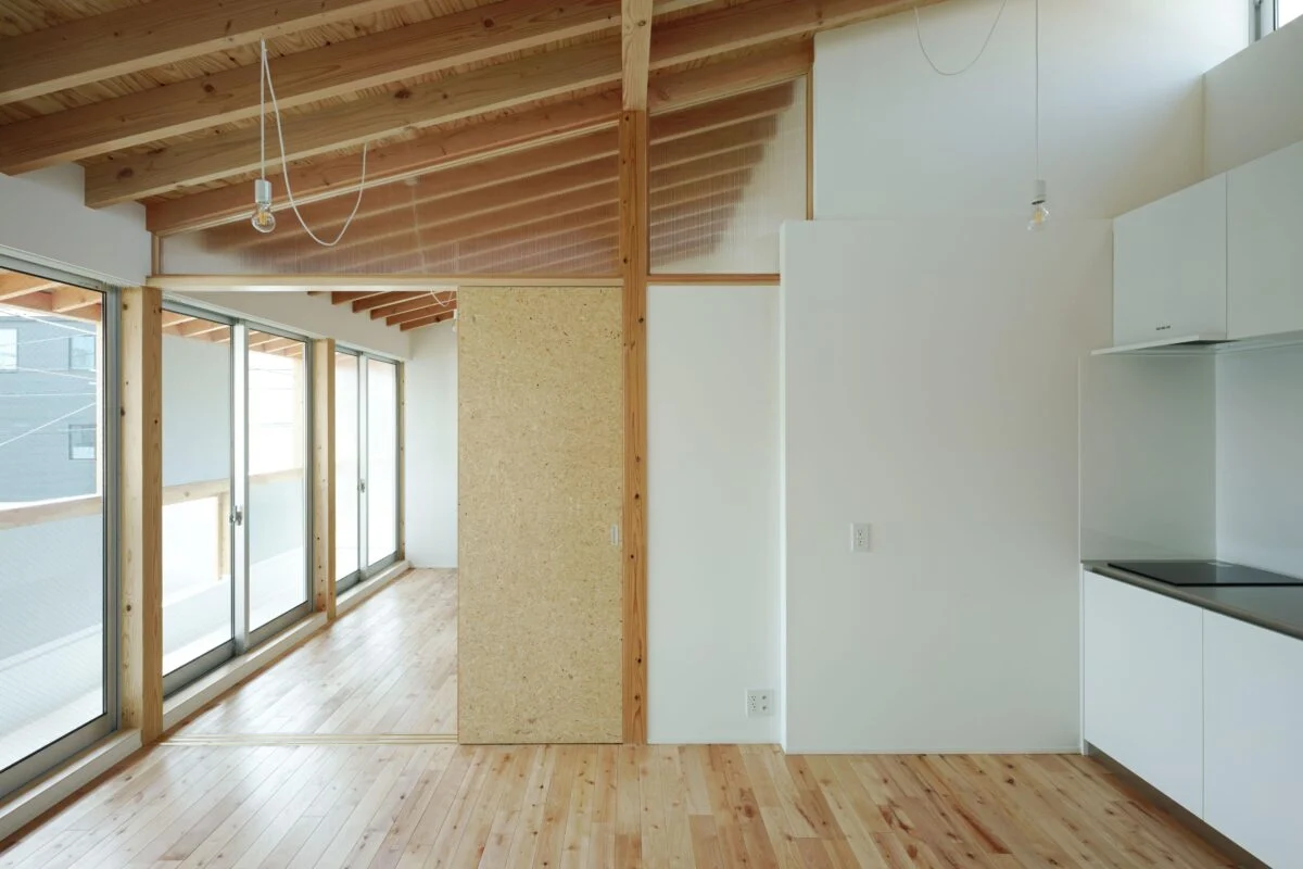 集合住宅なので、メンテナンス性に配慮して壁は塗装にしたいところだったが、本物件はクロスを採用。ただスッキリとした印象にしたかったので、なるべく凹凸のないクロスを選んでいる
