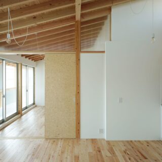 集合住宅なので、メンテナンス性に配慮して壁は塗装にしたいところだったが、本物件はクロスを採用。ただスッキリとした印象にしたかったので、なるべく凹凸のないクロスを選んでいる
