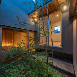 中庭に面した、寝室と子供部屋。寝室は中庭を通って行き来する離れのような作り。窓越しに親子の寝室の様子も伺えるレイアウト。
