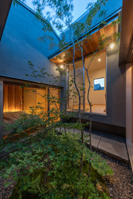 中庭に面した、寝室と子供部屋。寝室は中庭を通って行き来する離れのような作り。窓越しに親子の寝室の様子も伺えるレイアウト。
