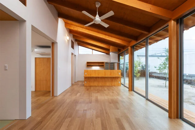 大きな窓、天井現しの開放的なLDK。キッチンもアイランド型で、家事をしながら庭の景色や室内の様子がわかる。